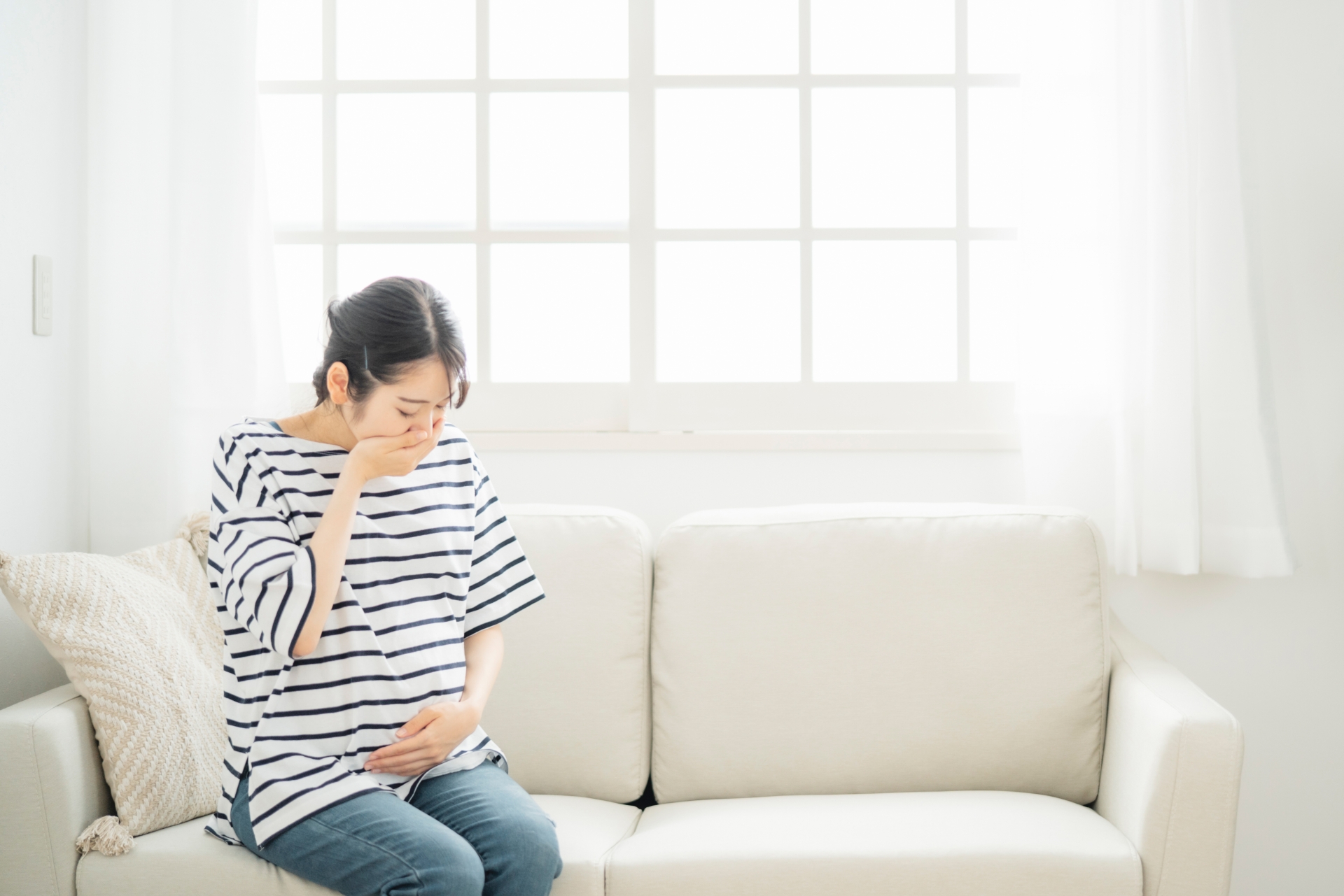 体調がすぐれない女性